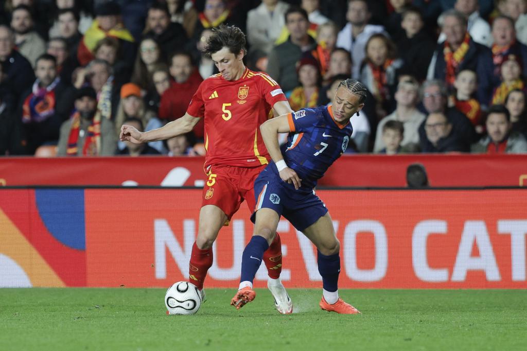 VALENCIA, 23/03/2025.- El defensa de la selección española Robin Le Normand trata de jugar un balón ante Xavi Simons