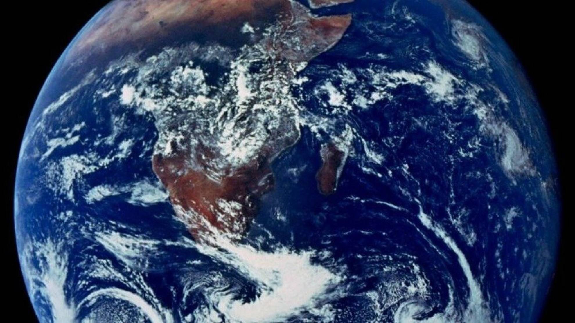 Un estudio revela que la Tierra puede volcarse sobre su eje