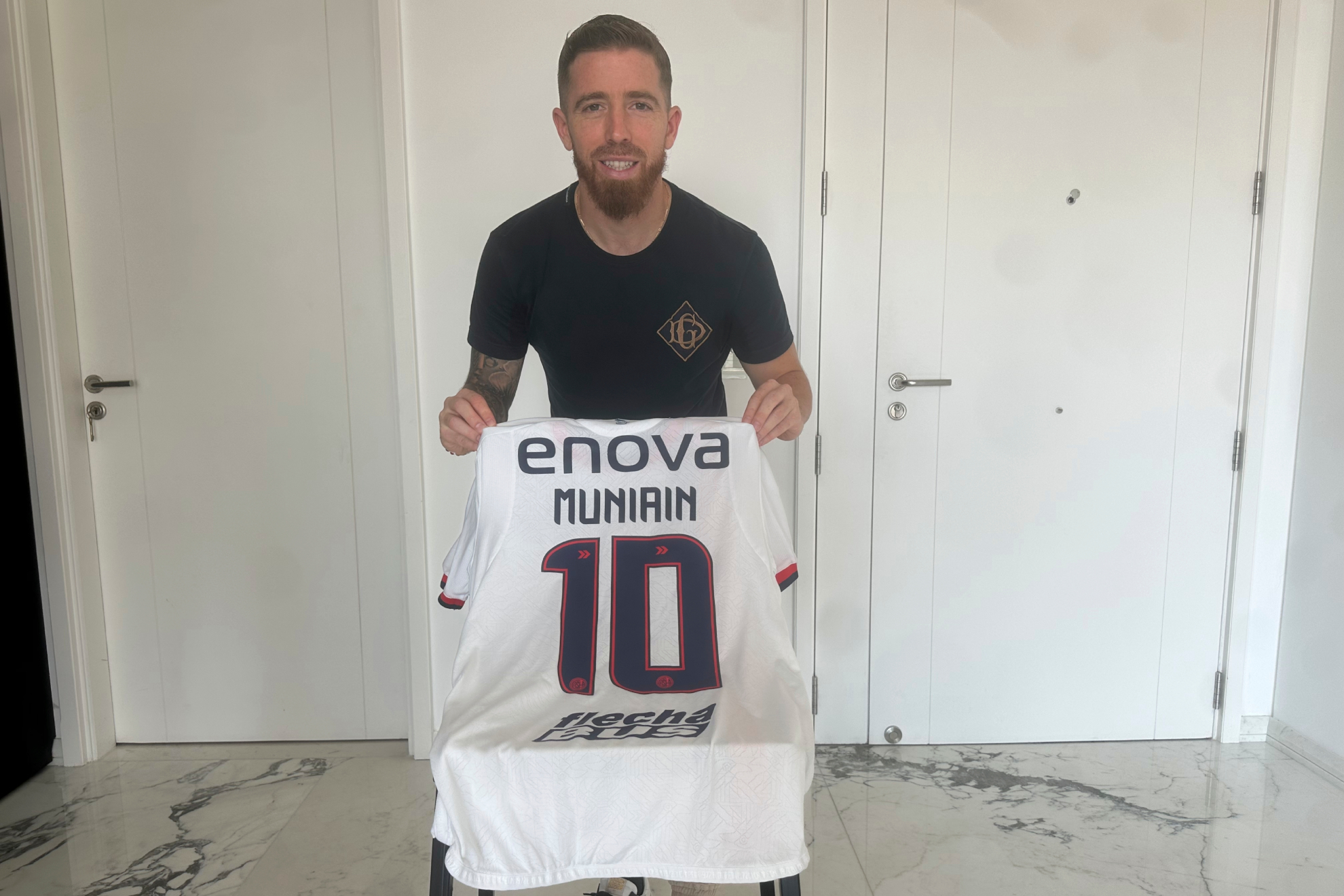 Iker, posando con la 10 de San Lorenzo tras la entrevista.