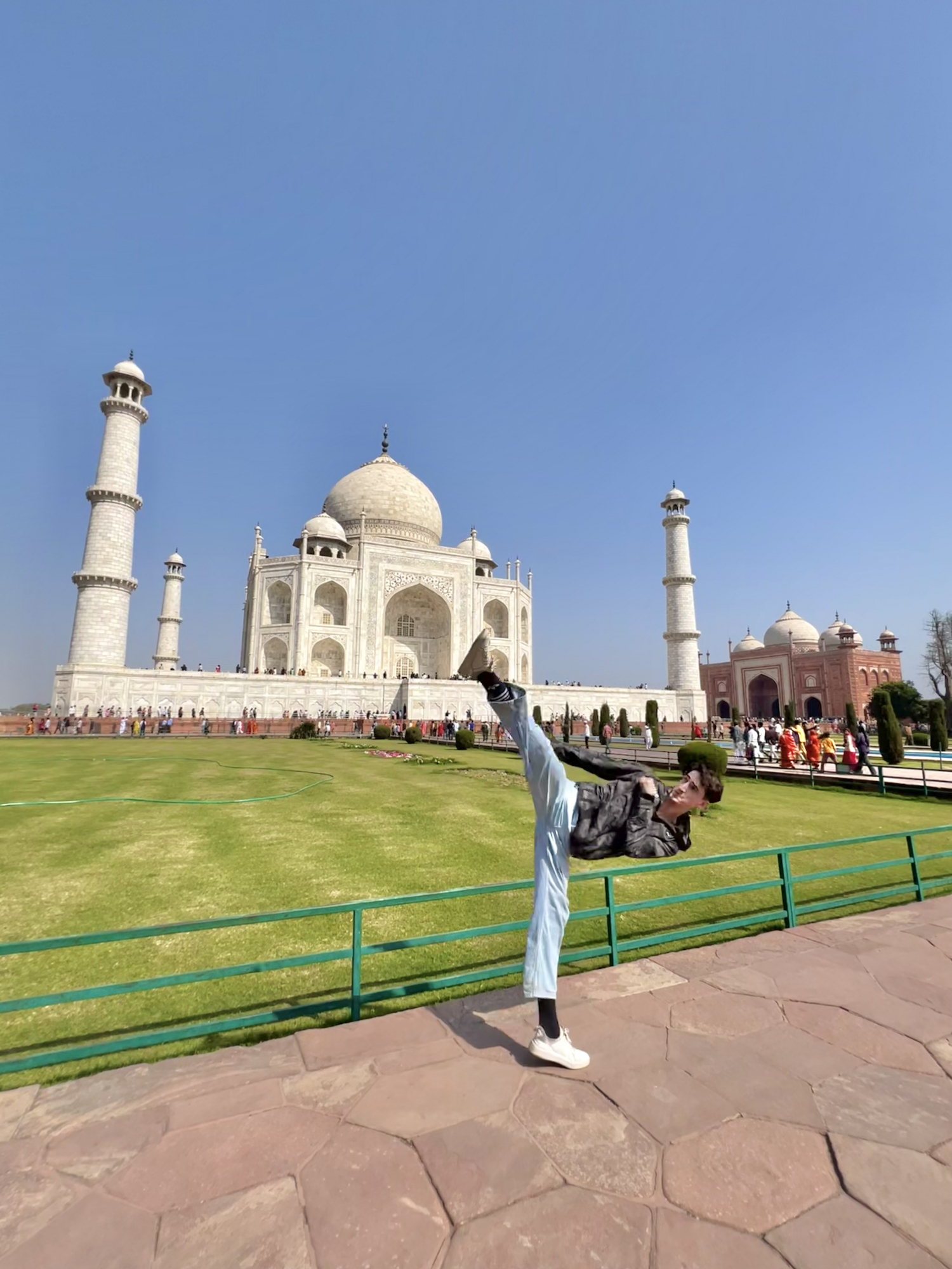 Jesús Tortosa en la India, con el Taj Mahal de fondo.