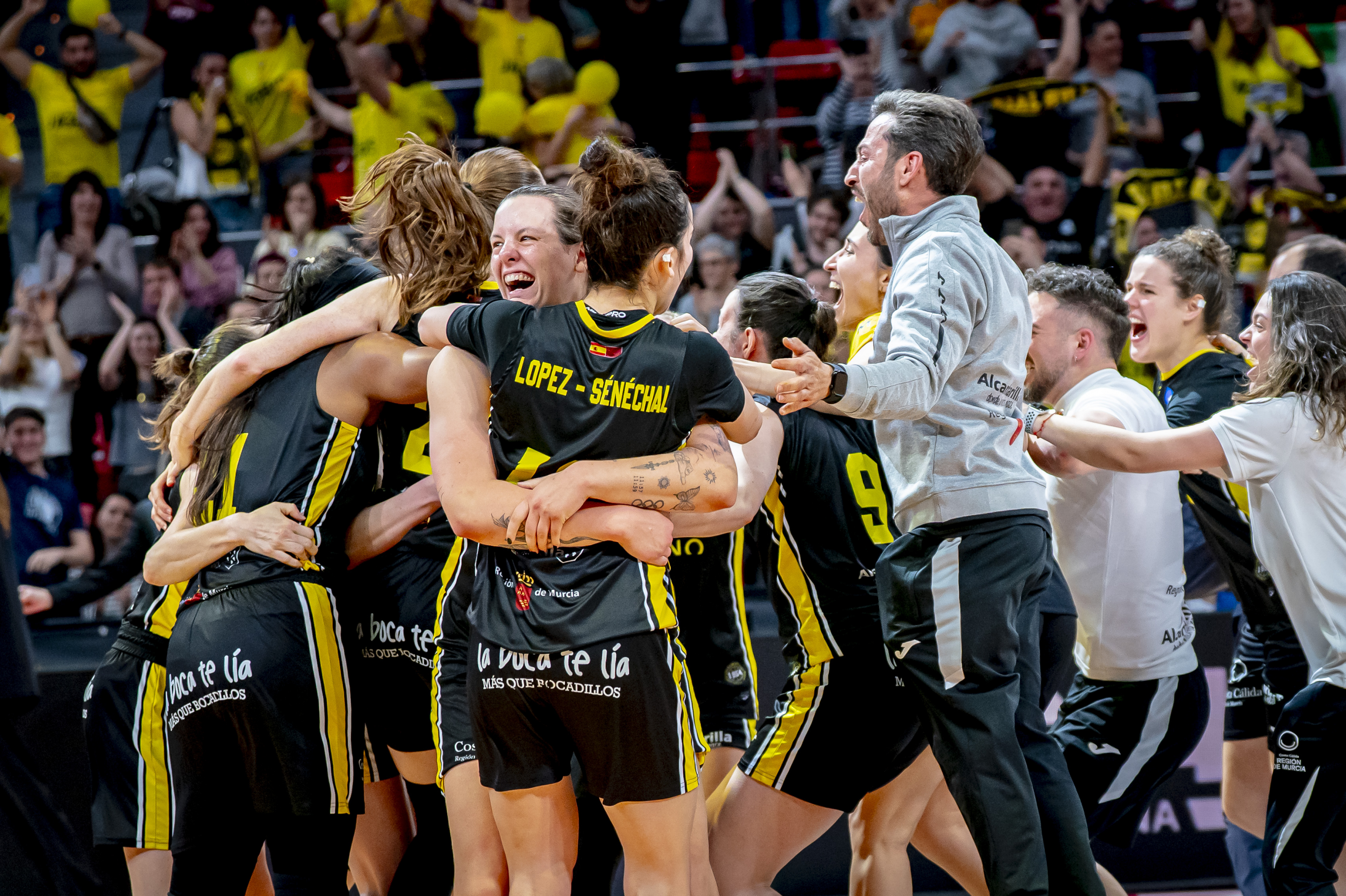 Las jugadores celebrando la victoria en la Copa de la Reina.