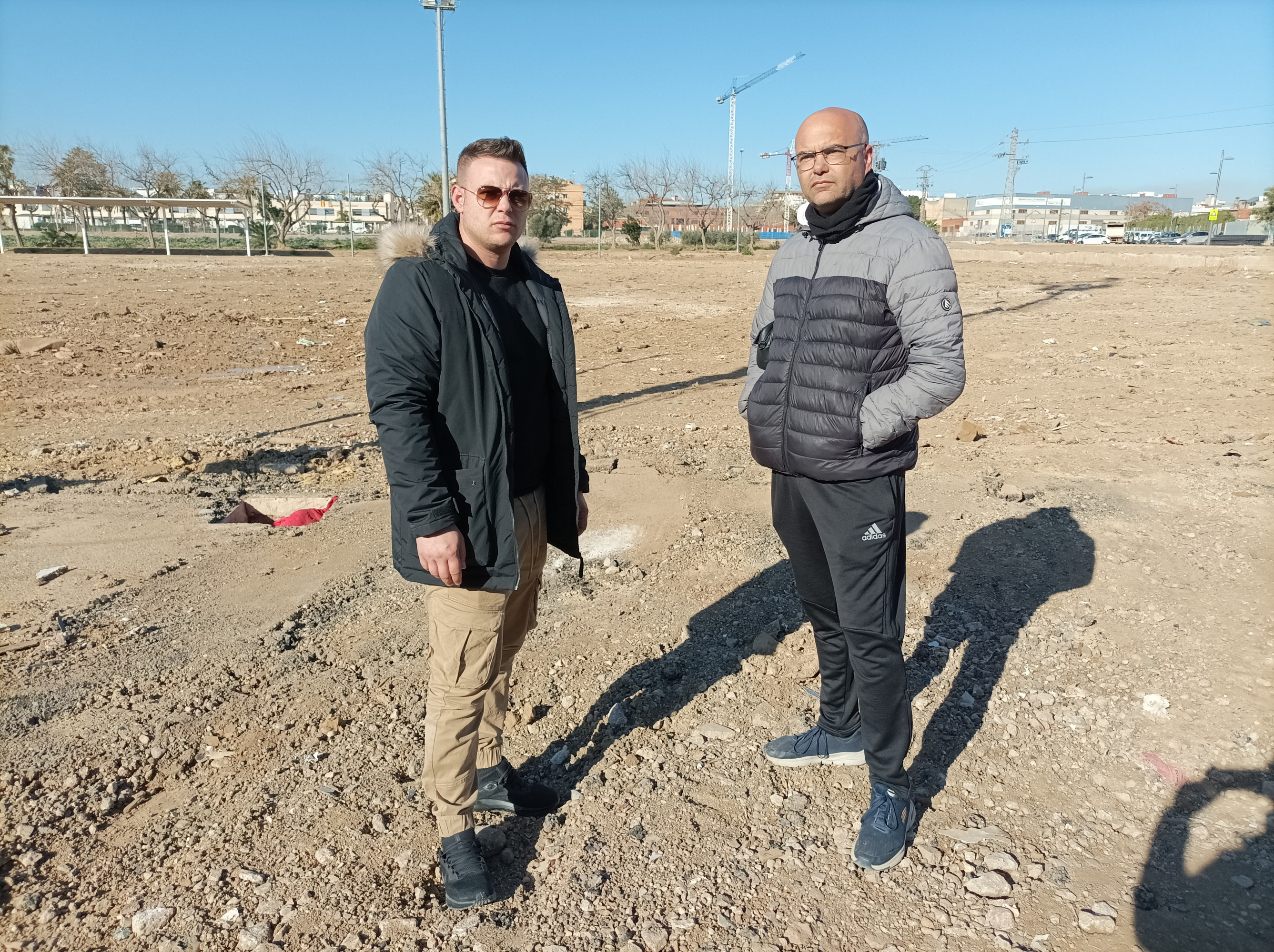 Édgar Brisa y Richard Verdejo, en el campo de fútbol Alfafar.