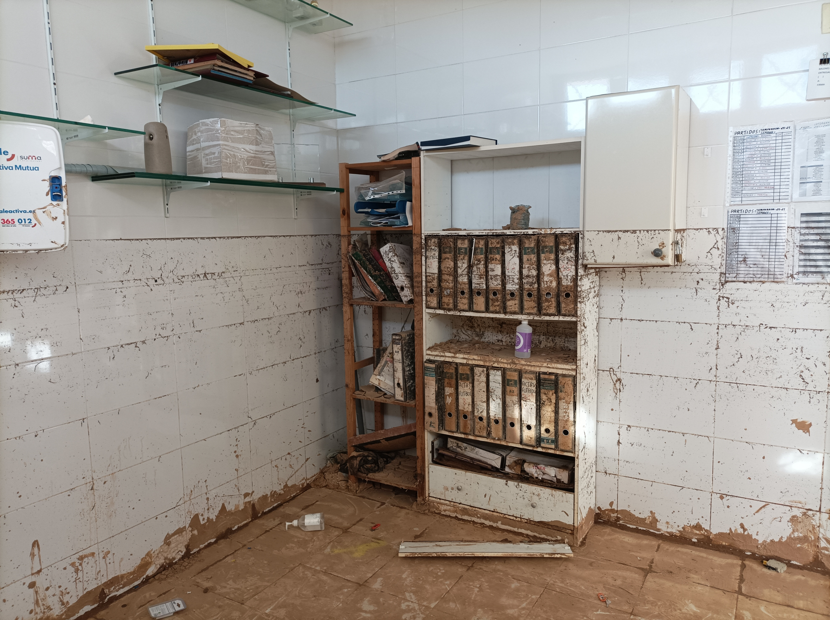 Interior de la zona del edificio de vestuarios y oficinas del campo del Alfafar.