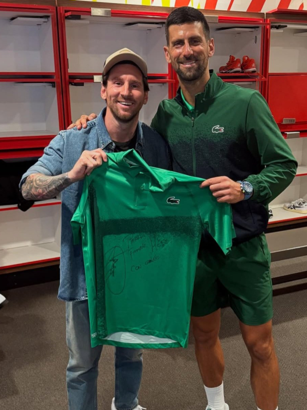 Messi, con la camiseta firmada de Djkokovic.