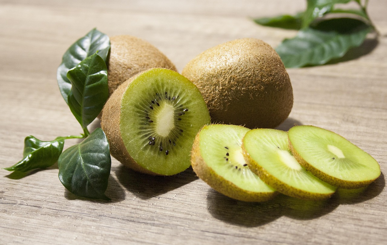 El kiwi es una fruta que destaca por su alto número de propiedades