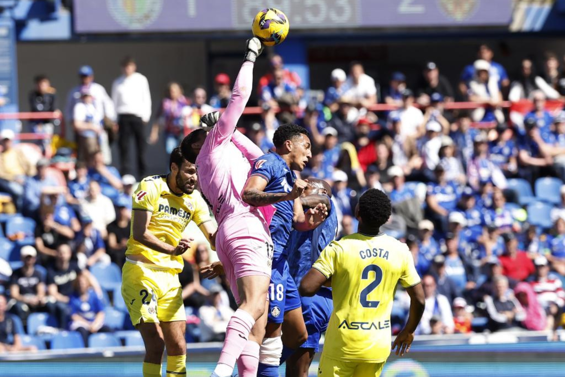 Luiz Júnior clears a ball against Álvaro Rodríguez.