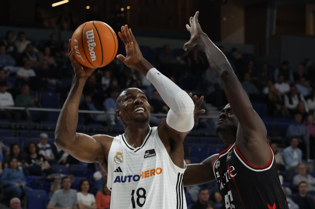 Serge Ibaka trata de lanzar a canasta ante el Bilbao.