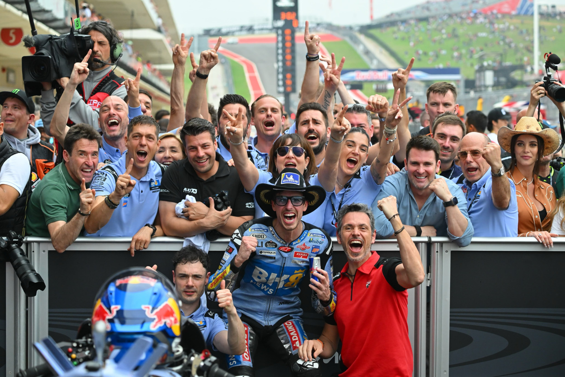 Álex Márquez festeja su segunda plaza y consiguiente liderato.