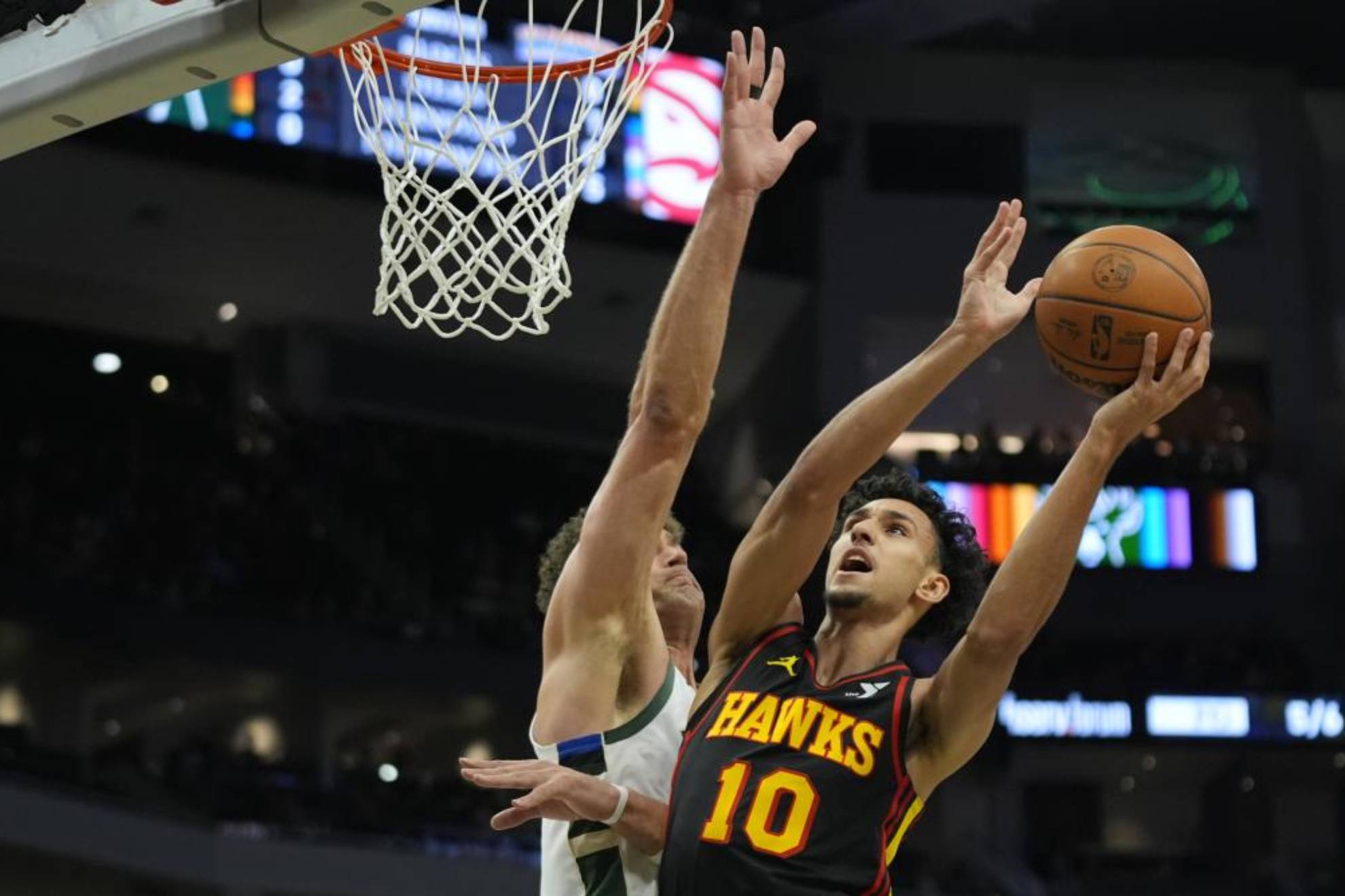 Zaccharie Risacher hace una entrada a canasta en el partido ante los Bucks.