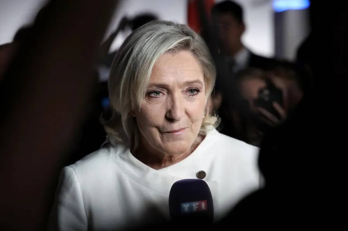 Marine Le Pen, ante los medios.