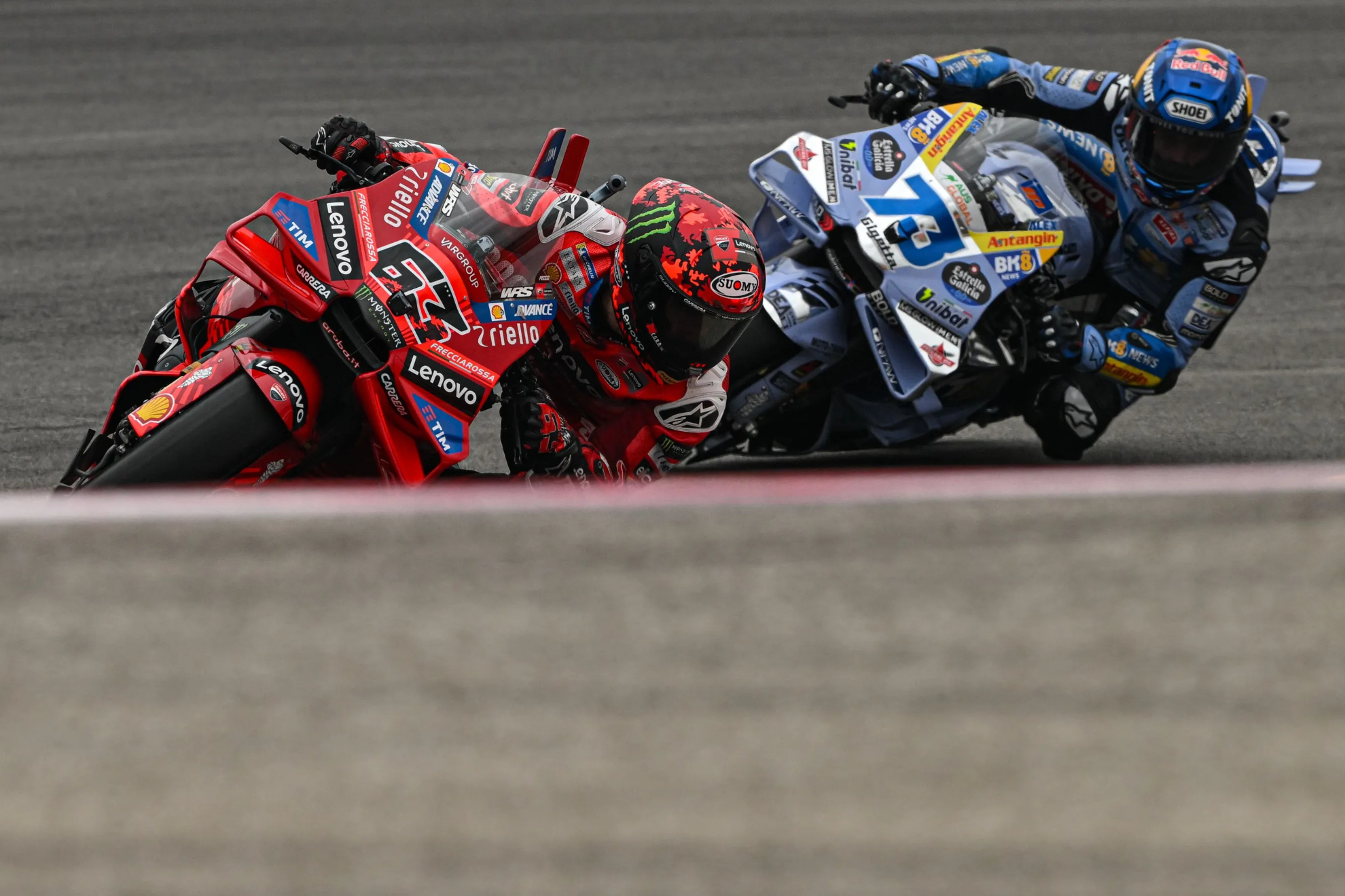 Bagnaia, perseguido por Álex Márquez.