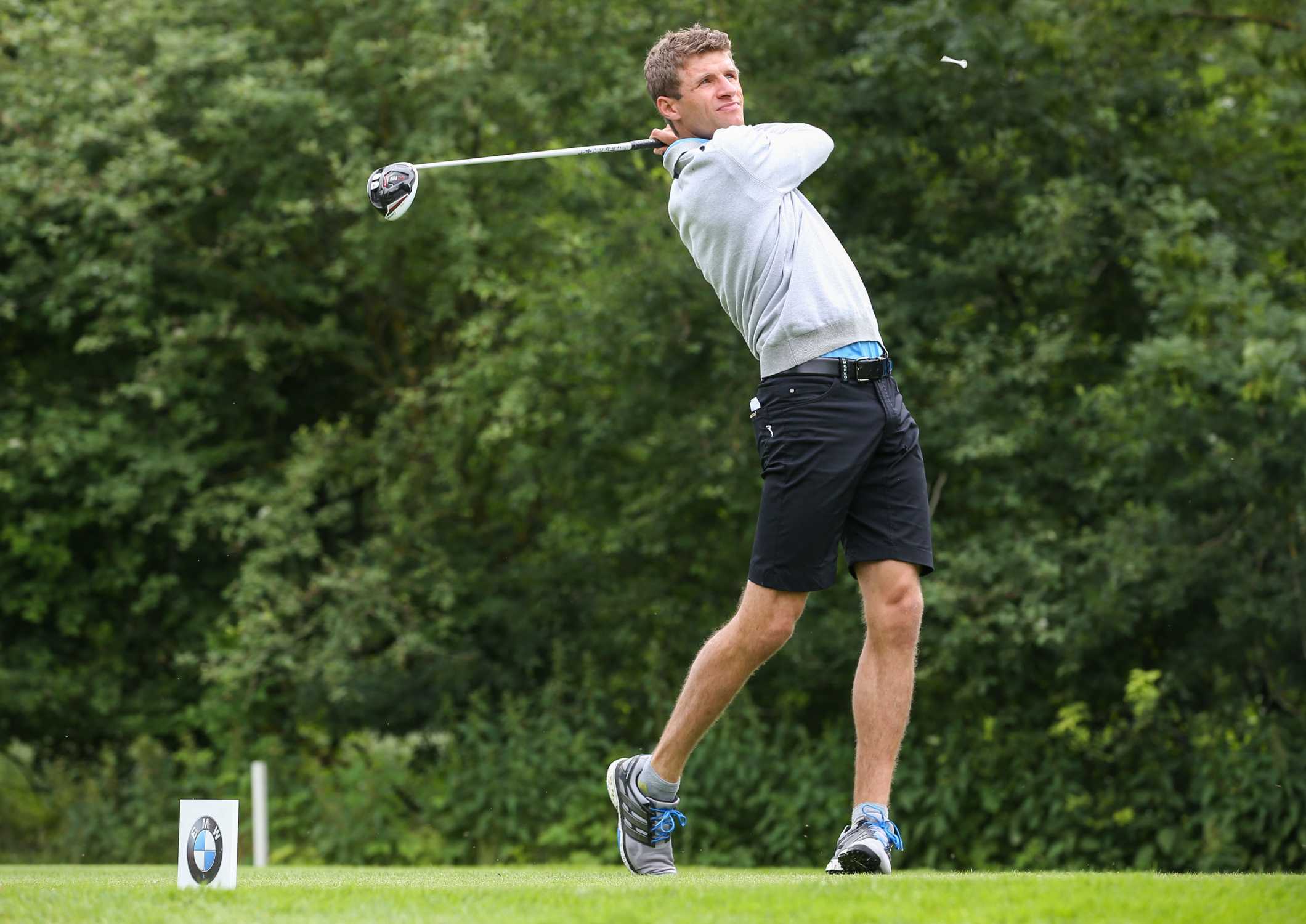 Müller jugando golf.