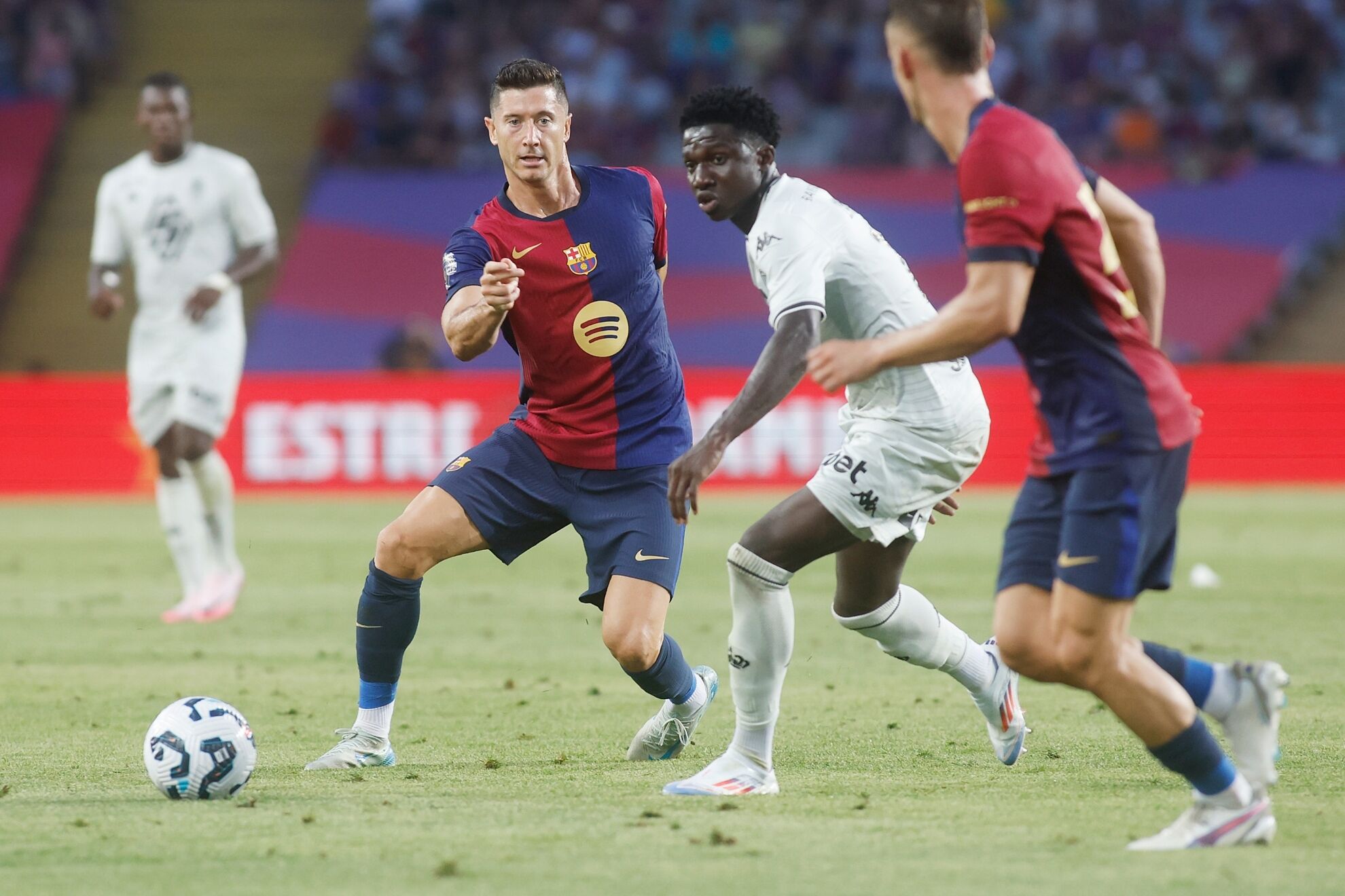 Lewandowski intenta jugar un balón.