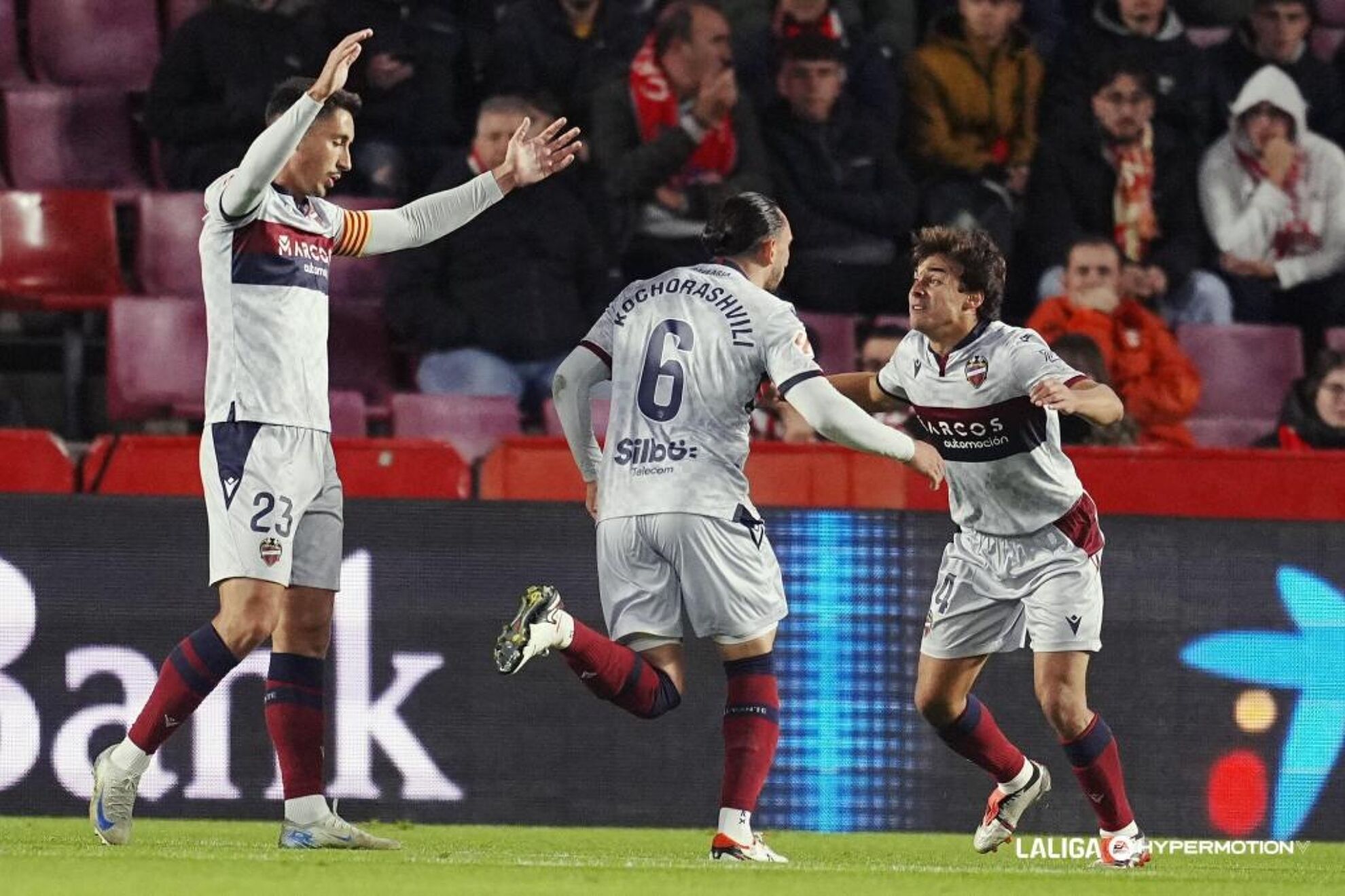 Kocho and Carlos Álvarez celebrate the first goal to Granada before the presence of also the scorer, Pablo Martínez.
