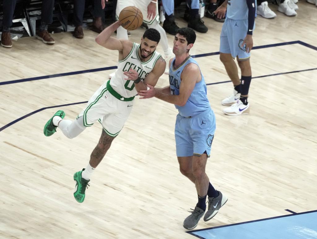 Jayson Tatum encar el aro de los Grizzlies superando a Santi Aldama.