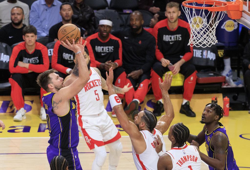 Luka Doncic lanza a canasta en suspensión cerca del aro de los Rockets.