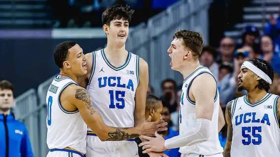 Mara, con sus compañeros durante un partido de UCLA.