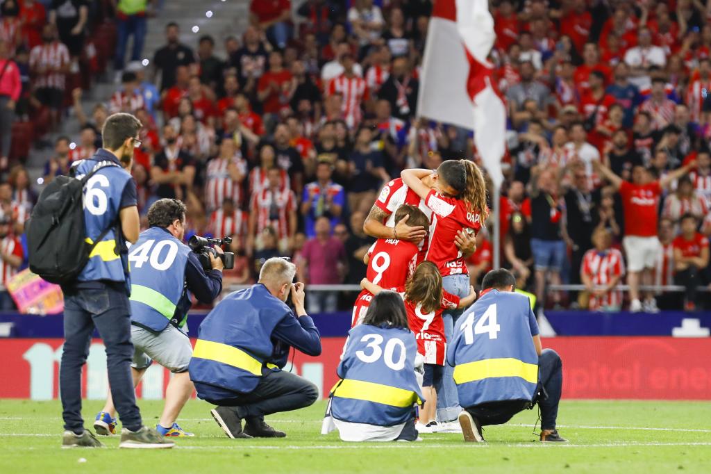 Homenaje a Luis Suárez tras el partido frente al Sevilla.