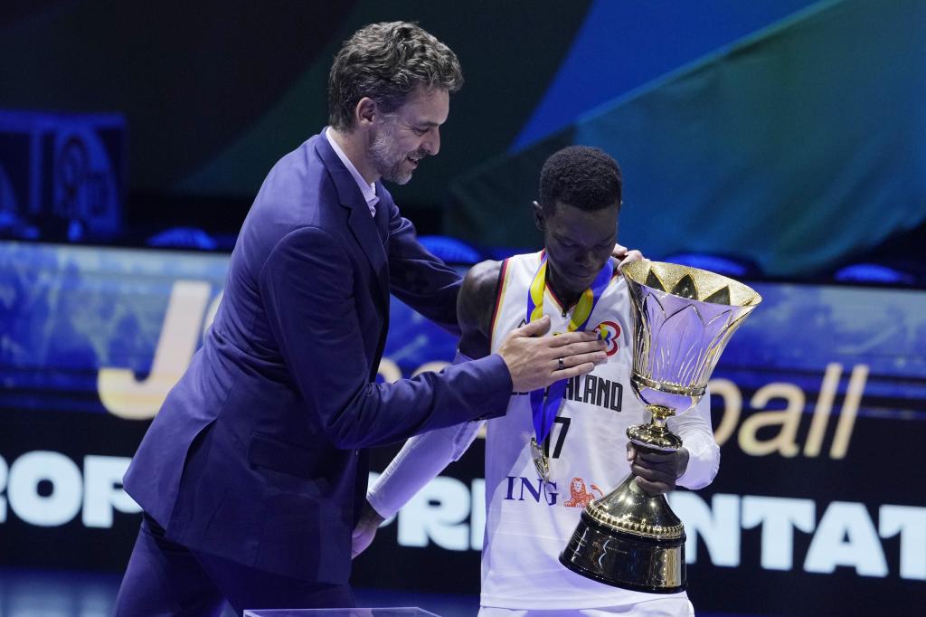 Pau Gasol entrega a Dennis Schroder, capitán de la selección de Alemania, el trofeo de la Copa del Mundo de 2023.