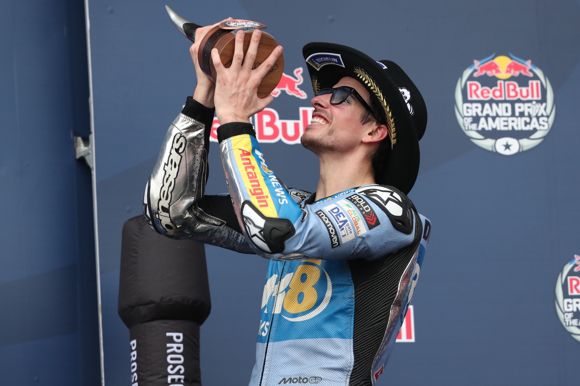 Álex Márquez, con el trofeo de segundo en Texas.