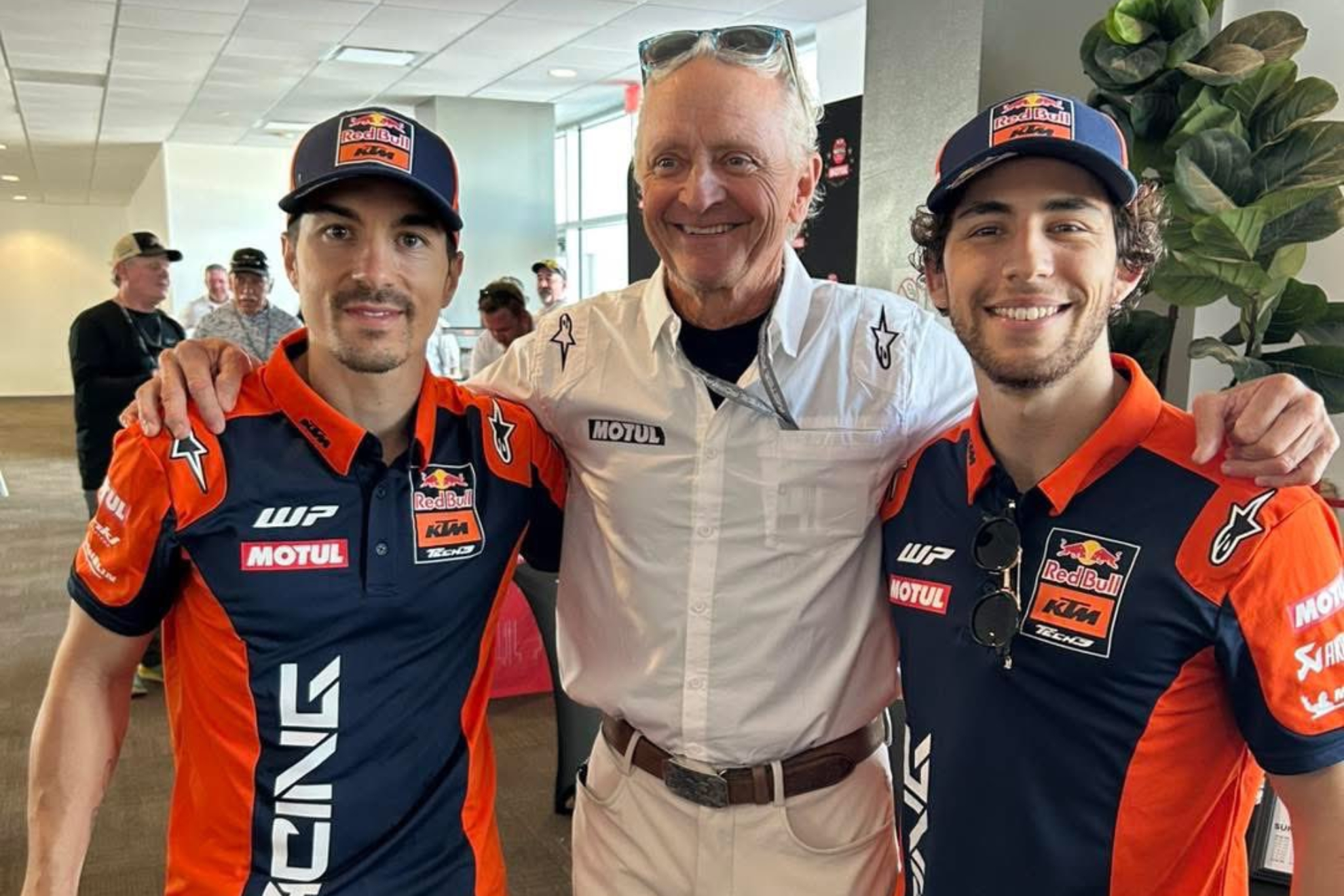 Kevin Schwantz posa con Viñales y Bastianini en Austin.