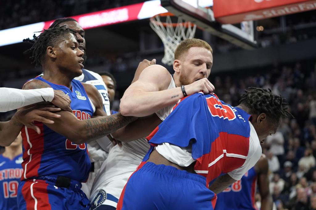 Donte DiVincenzo y Ronald Holland II, durante la pelea.