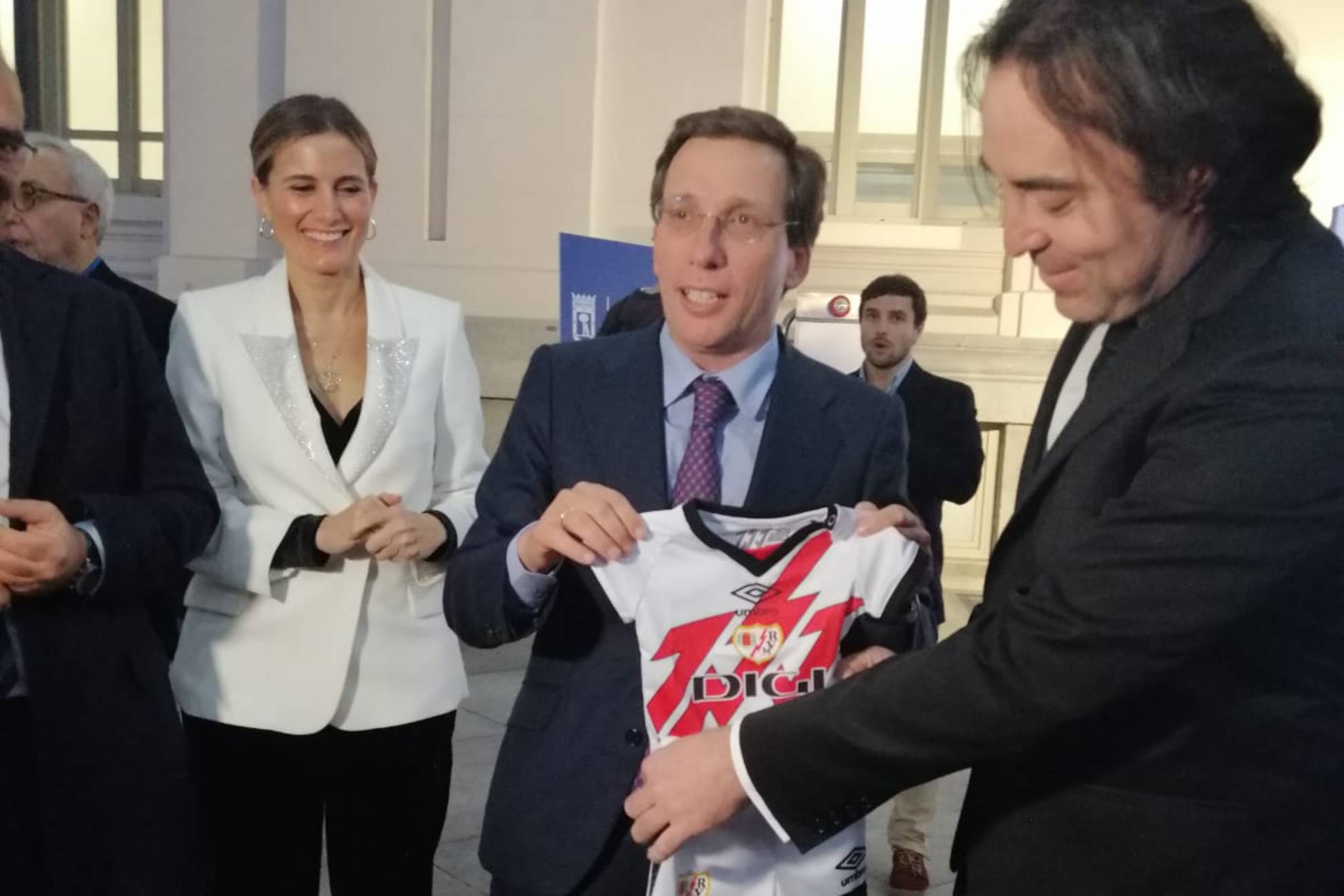 El emotivo detalle del Rayo Vallecano con José Luis Martínez-Almeida por su próxima paternidad