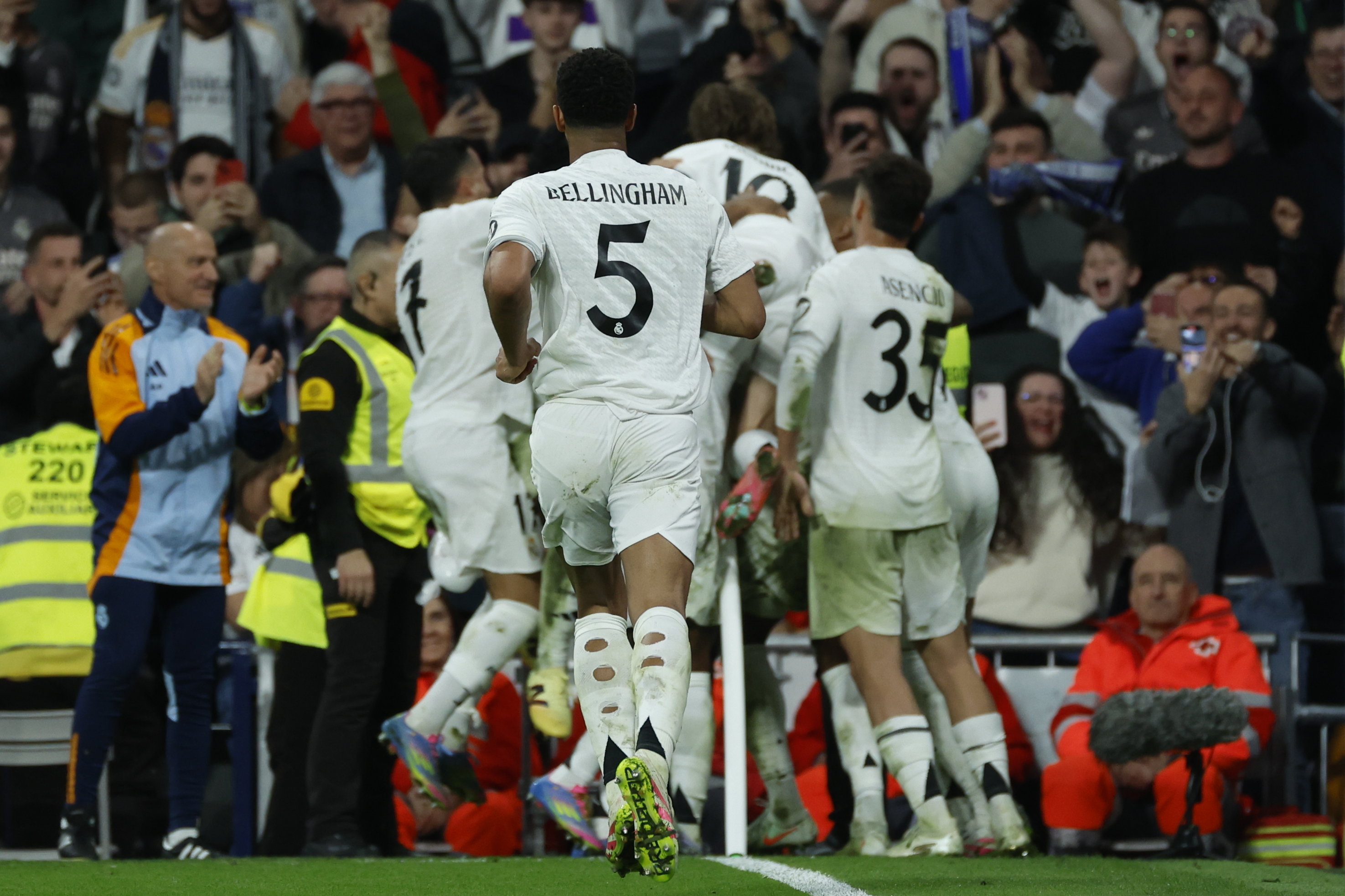 Los jugadores del Real Madrid celebran el gol de Aurelien Tchouameni durante el partido de vuelta de las semifinales de la Copa del Rey que Real Madrid y Real Sociedad disputan hoy martes en el estadio Santiago Bernabéu. EFE/Juanjo Martín