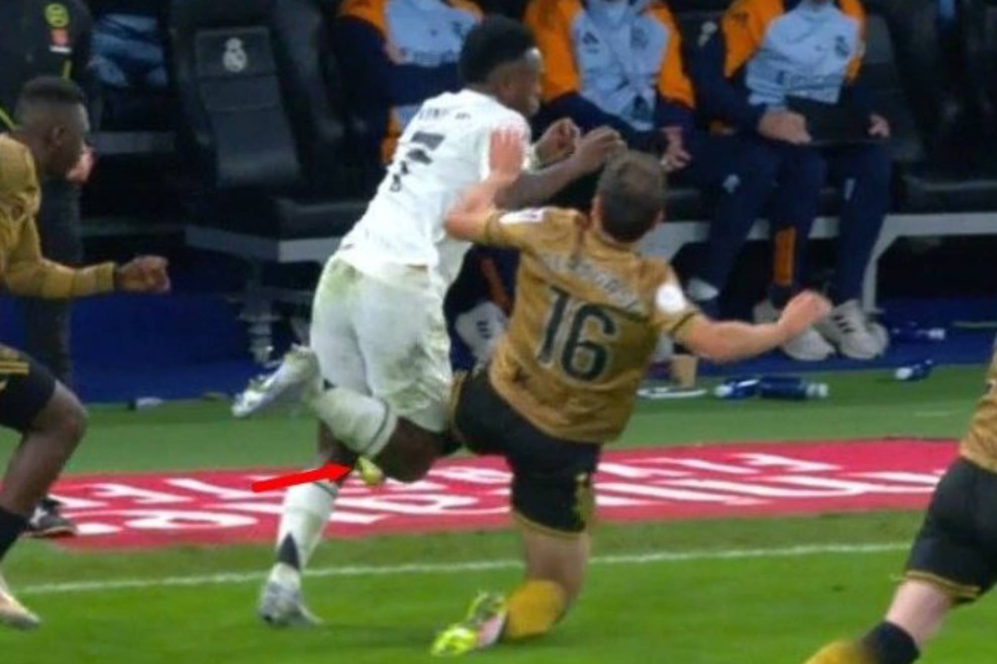 La dura entrada de Olasagasti a Vinicius en la que el Madrid pidió roja:  "Si no hay sangre no se pita"