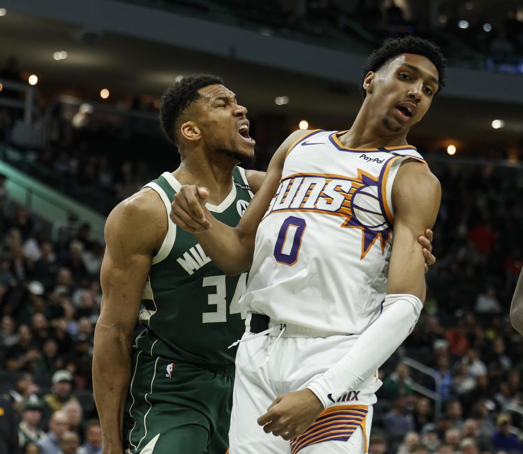 Giannis Antetokounmpo se encara con Ryan Dunn tras machacar delante de él.
