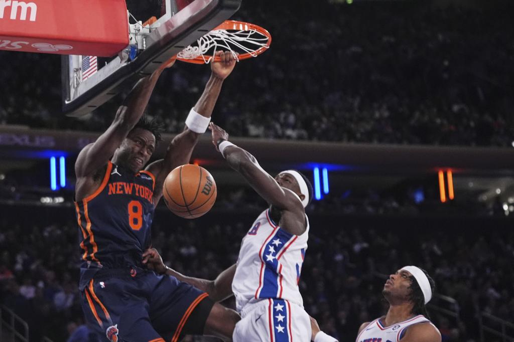 OG Anunoby machaca la canasta de los Sixers.