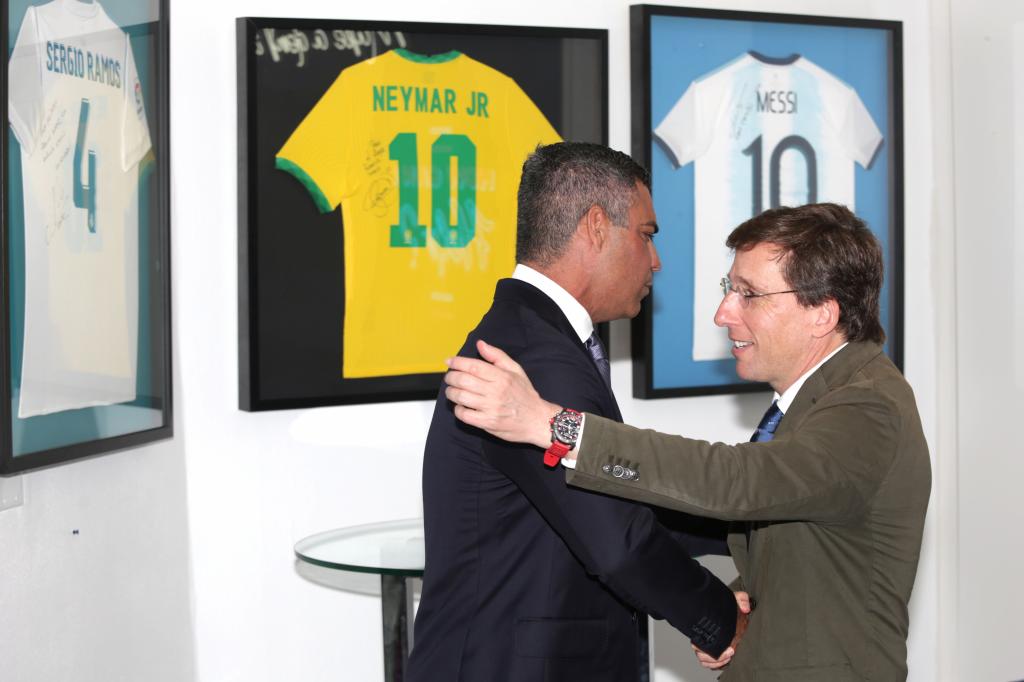 Almeida, with the mayor of the city Francis Suárez