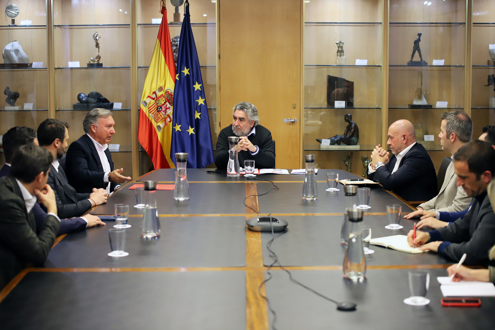 Los convocados a la reunión con José Manuel Rodríguez Uribes.