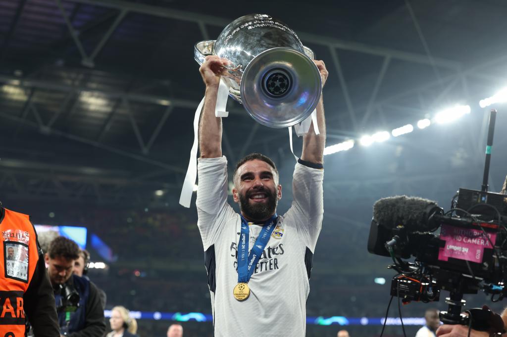 Dani Carvajal con la Champions conseguida en 2024 en Wembley