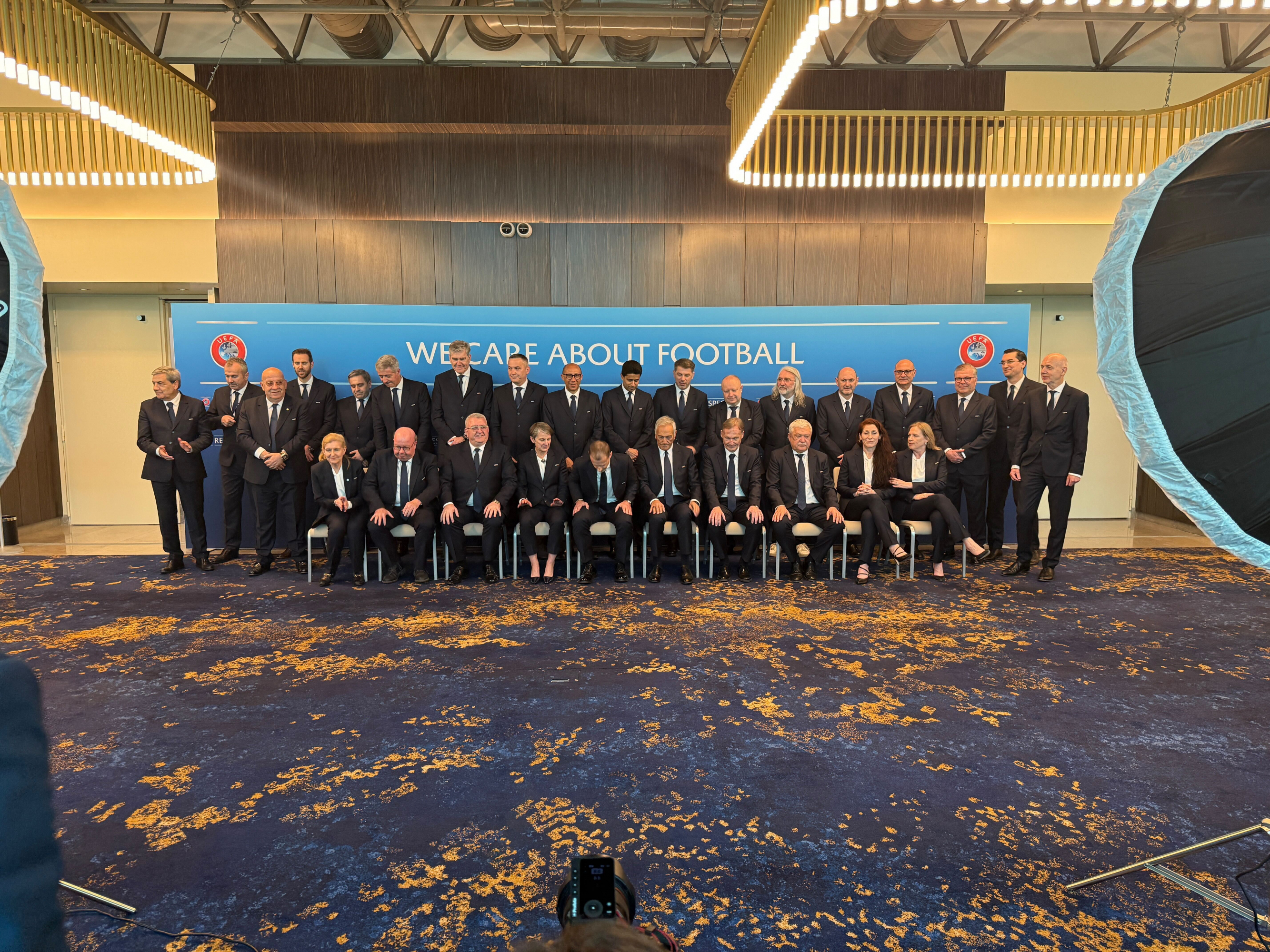 Los miembros de la UEFA, con Gil Marín y Louzán.