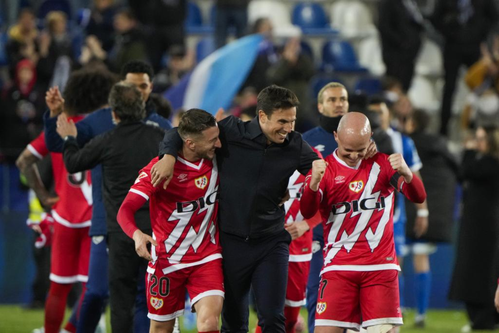 Iñigo celebrando junto con Isi Palazón y Iván Balliu