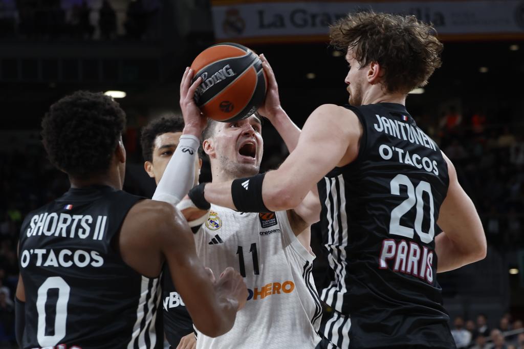 Mario Hezonja, presionado por TJ Shorts y Mikael Jantunen.