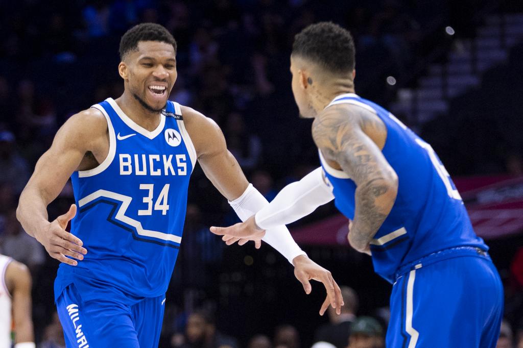 Giannis Antetokounmpo es felicitado por su compañero Kyle Kuzma.