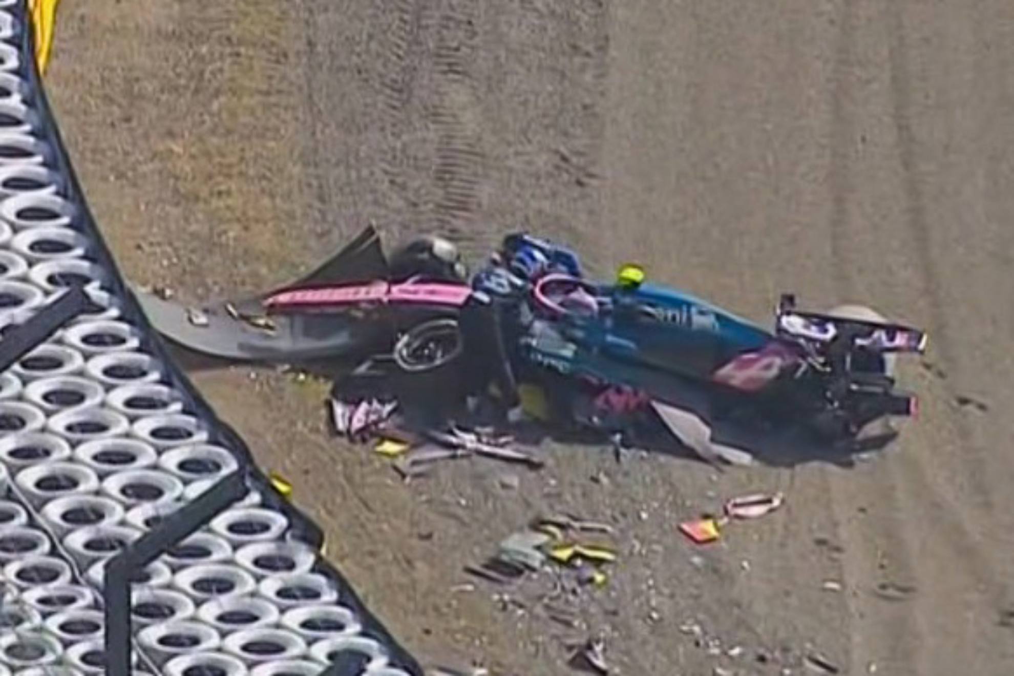 Dohha, fuera del coche, tras accidentarse en Suzuka