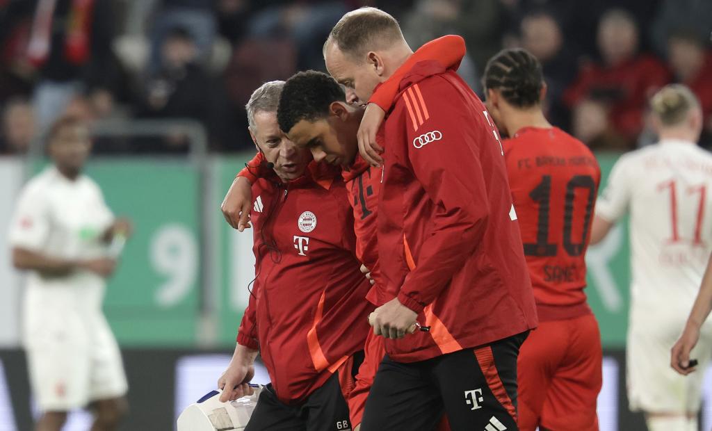 musiala leaving the pitch with help.