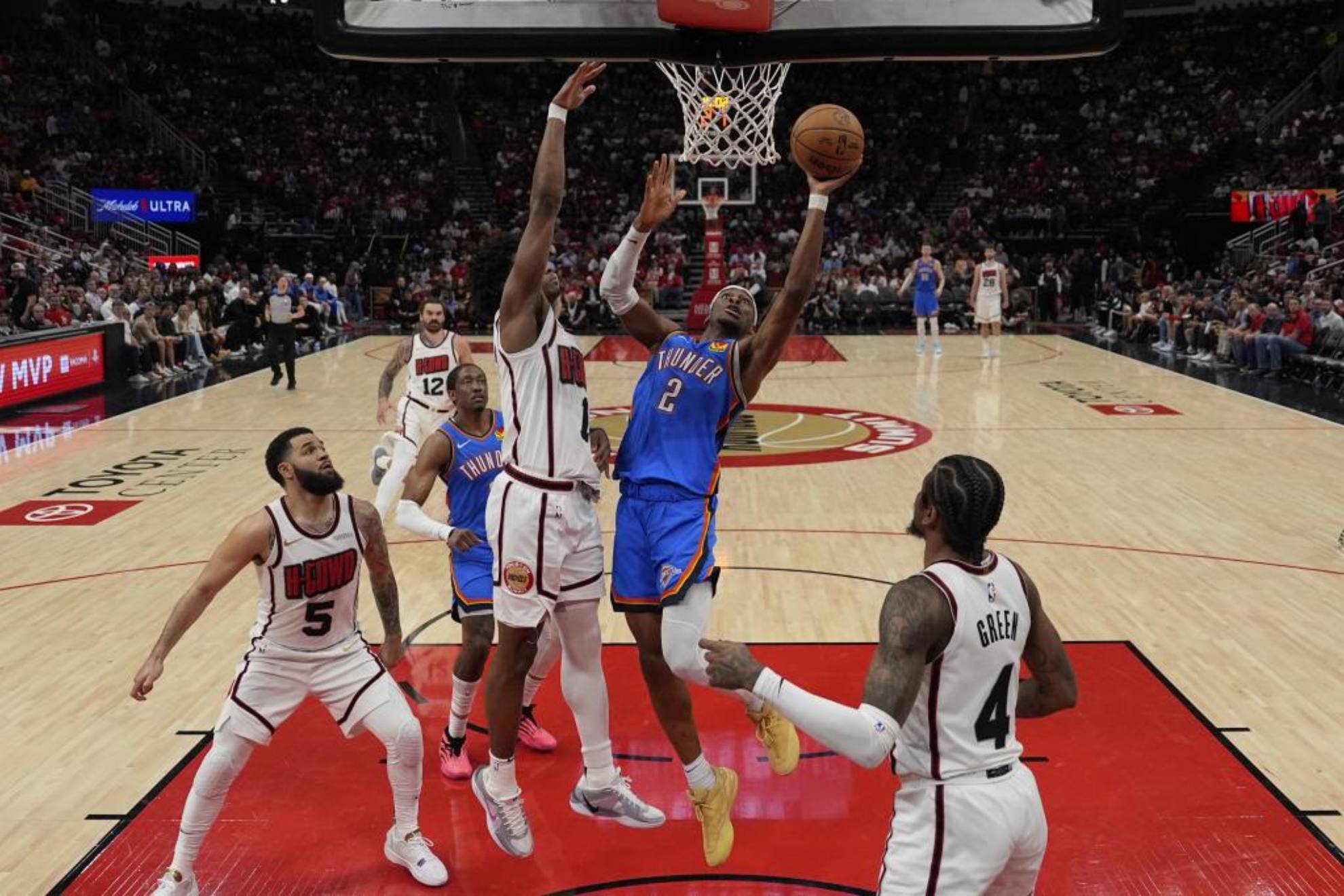 Shai Gilgeous-Alexander hace una entrada a canasta-