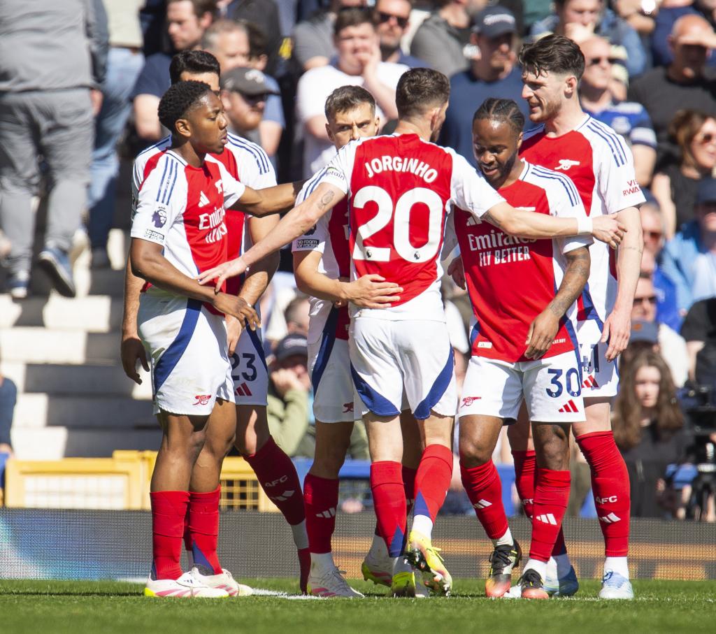 Arsenal celebrating Trossard's goal