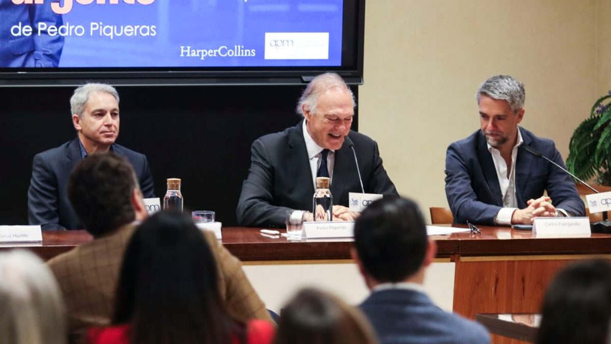 Momento en que Piqueras presenta su libro.