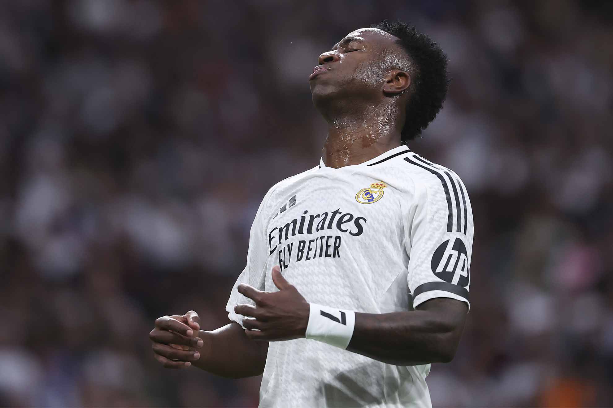 Vinicius se lamenta de una acción errada durante el partido ante el Valencia