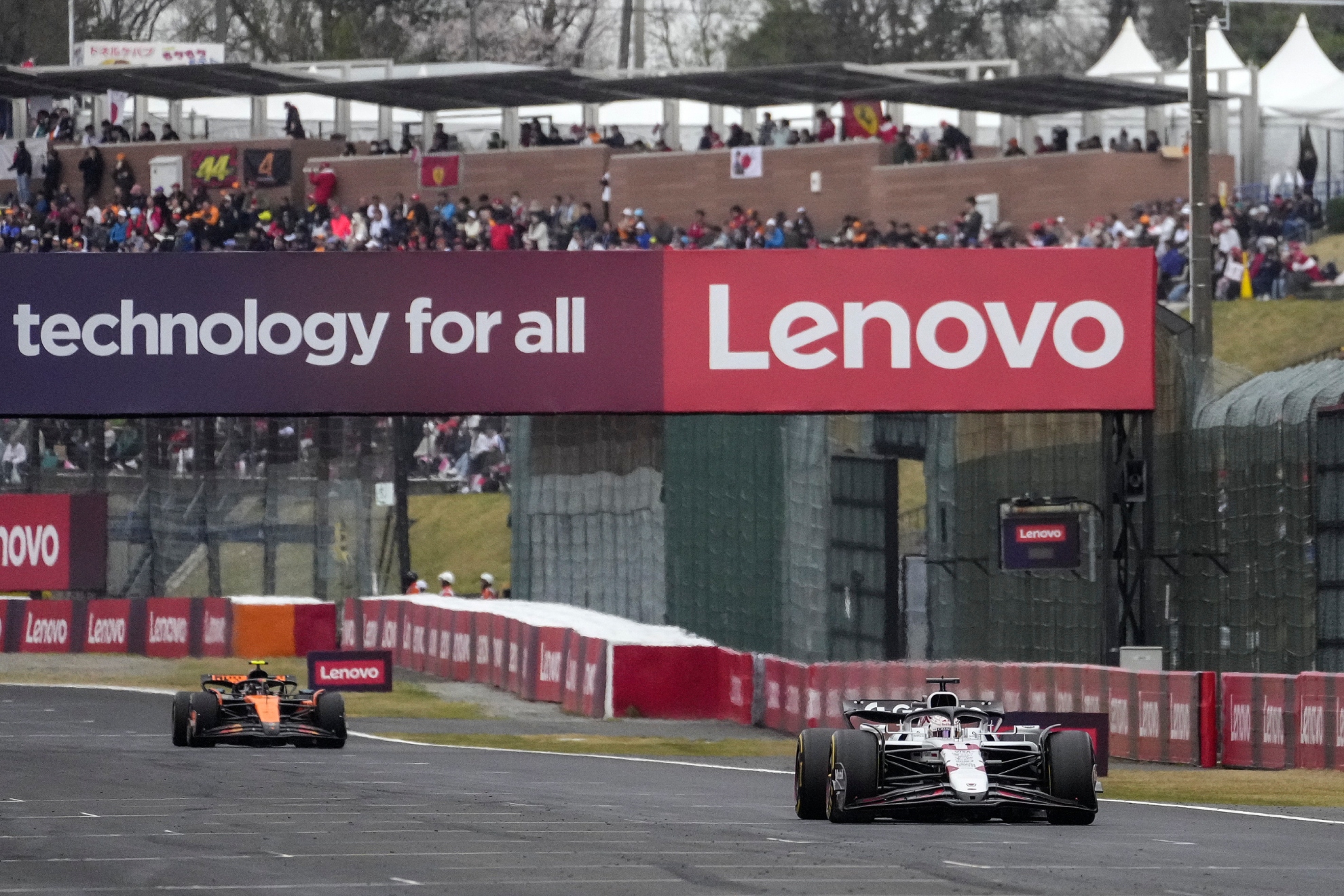 Lando Norris persigue a Max Verstappen durante el desarrollo del GP de Japón 2025.