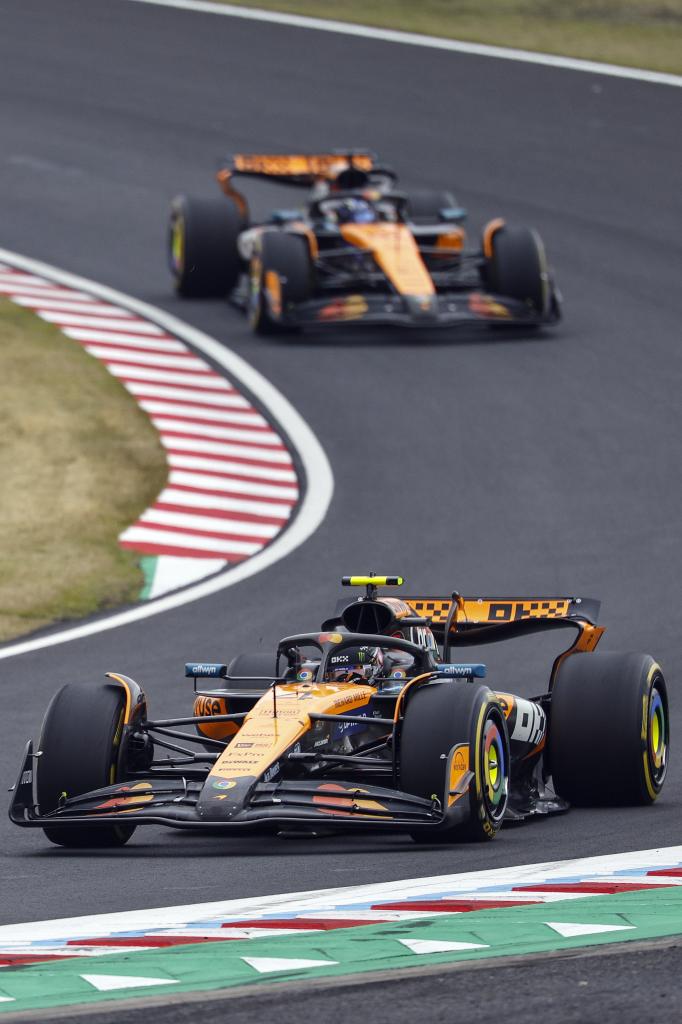 Suzuka (Japan), 06/04/2025.- McLaren driver Lando Norris (front) of Britain and McLaren driver Oscar Piastri of Australia in action during the 2025 Formula 1 Japanese Grand Prix at the Suzuka Circuit, Suzuka, Japan, 06 April 2025. (Fórmula Uno, Japón, Reino Unido) EFE/EPA/FRANCK ROBICHON