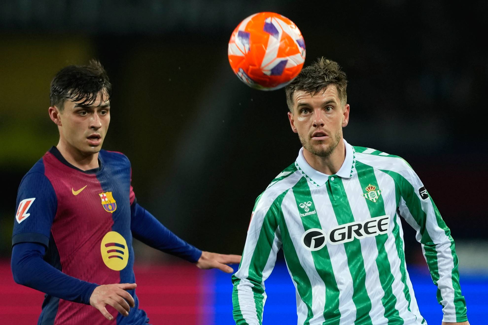 Pedri y Lo Celso, en el partido disputado en Barcelona