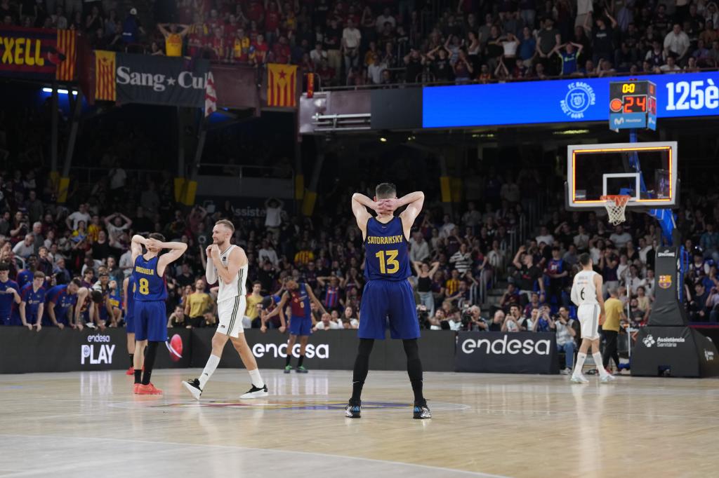 Tomas Satoransky y Darío Brizuela, tras la derrota de su equipo ante el Real Madrid.