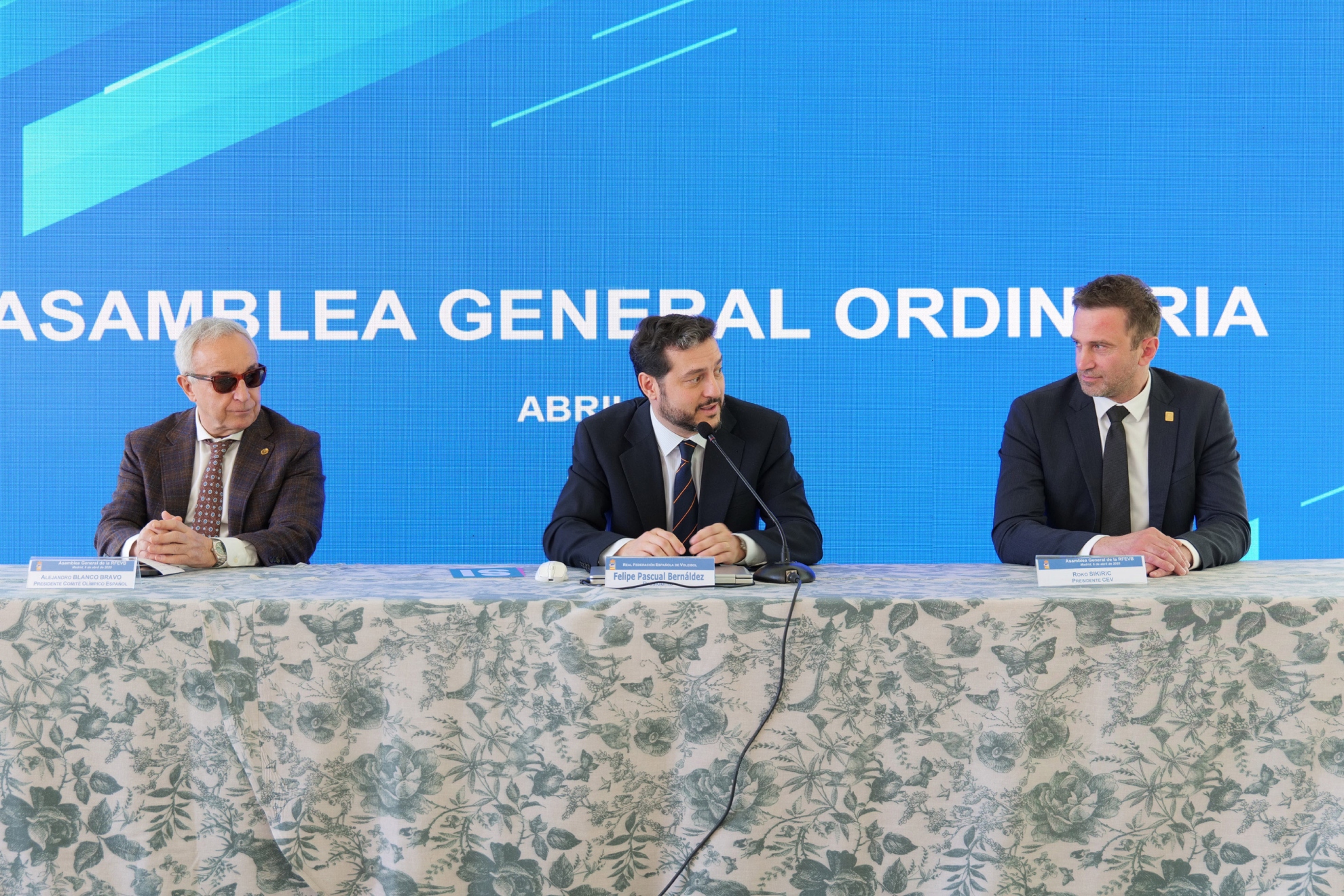 La Asamblea General Ordinaria de la RFEVB con su presidente Felipe Pascual, en el centro; el presidente del COE Alejandro Blanco, a la izquierda; y el presidente de la CEV Roko Sikiric, a la derecha
