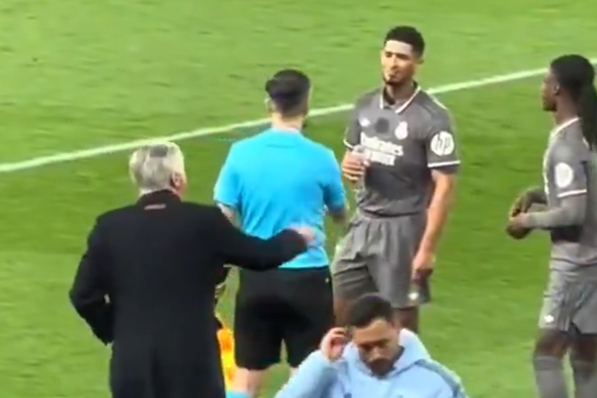 Carlo Ancelotti, con Bellingham y Camavinga.